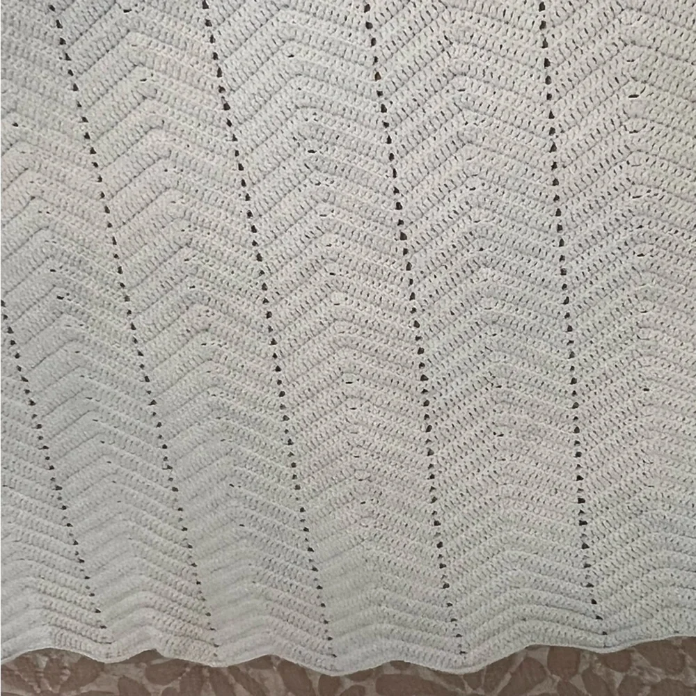 Hand Crocheted Ivory Chevron Pattern Afghan.‎